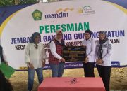 Bupati Way Kanan Ayu Asalasiyah, S.Ked., bersama Ketua PIISEI Anggito Abimanyu dan perwakilan Bank Mandiri memegang prasasti peresmian Jembatan Gantung Gunung Katun di Kecamatan Baradatu, Rabu (13/8/2025).