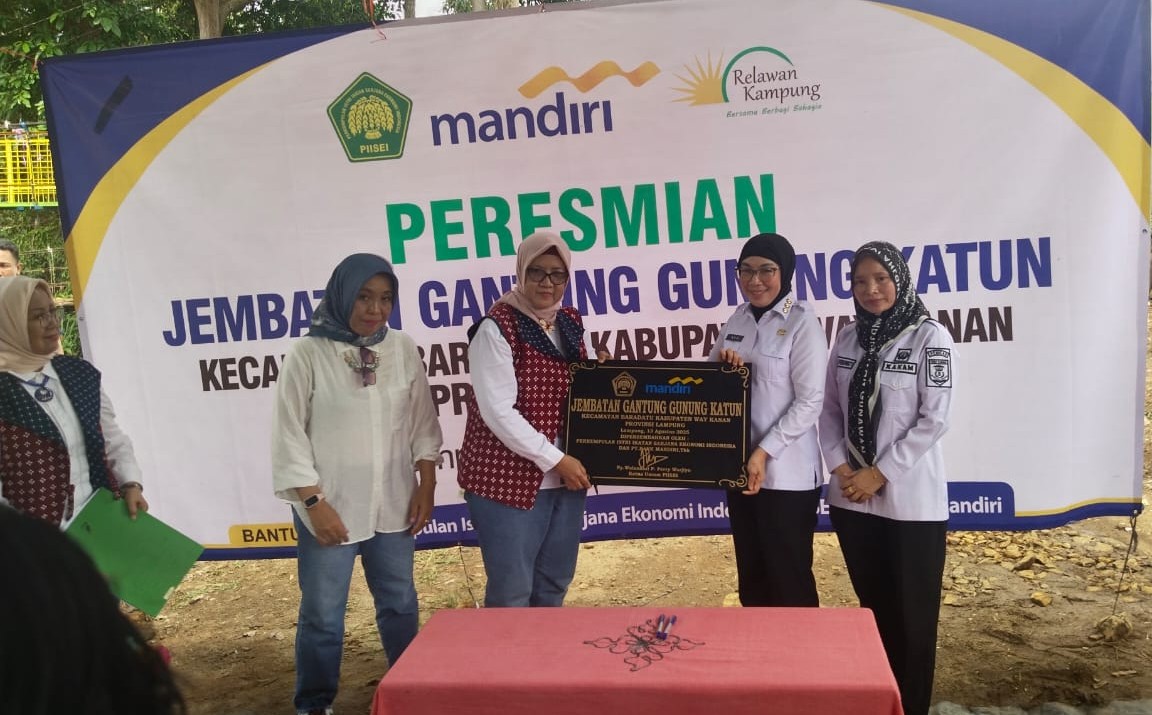 Bupati Way Kanan Ayu Asalasiyah, S.Ked., bersama Ketua PIISEI Anggito Abimanyu dan perwakilan Bank Mandiri memegang prasasti peresmian Jembatan Gantung Gunung Katun di Kecamatan Baradatu, Rabu (13/8/2025).
