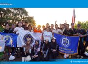 Rombongan pendaki bersama Ketua TP PKK Lampung Selatan, Zita Anjani, berpose di puncak Gunung Rajabasa usai menuntaskan pendakian.