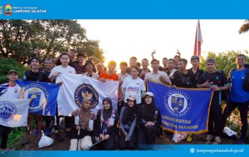 Rombongan pendaki bersama Ketua TP PKK Lampung Selatan, Zita Anjani, berpose di puncak Gunung Rajabasa usai menuntaskan pendakian.