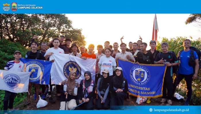 Zita Anjani Taklukkan Puncak Gunung Rajabasa, Pulang Disambut Hangat di Teropong Kota