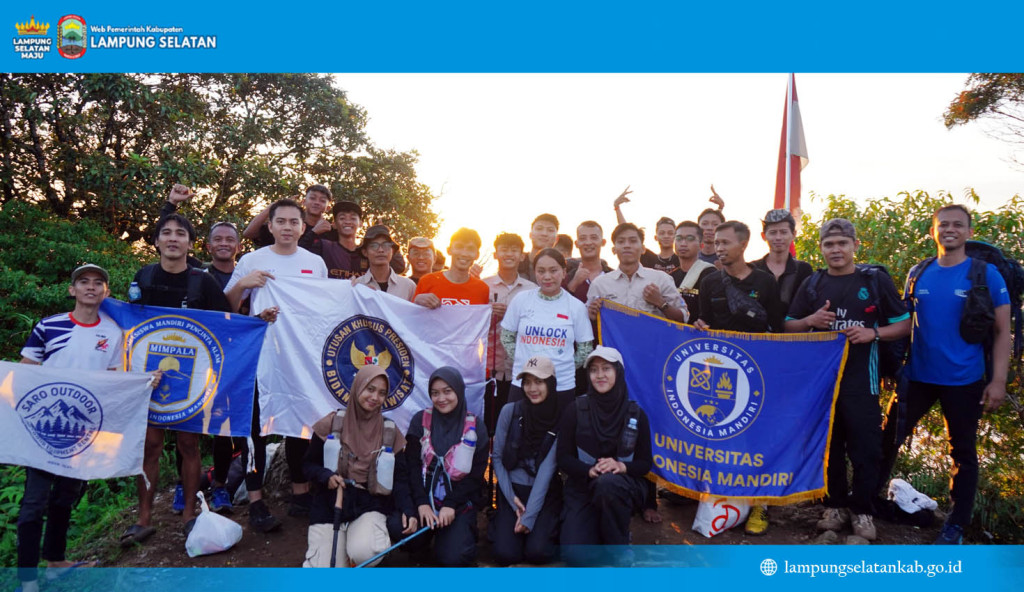 Rombongan pendaki bersama Ketua TP PKK Lampung Selatan, Zita Anjani, berpose di puncak Gunung Rajabasa usai menuntaskan pendakian.
