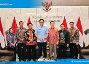 Bupati Lampung Selatan Raditya Egi Pratama foto bersama jajaran Pemkab dan tamu audiensi di Ruang Kerja Bupati, Kalianda.