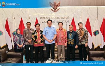 Bupati Lampung Selatan Raditya Egi Pratama foto bersama jajaran Pemkab dan tamu audiensi di Ruang Kerja Bupati, Kalianda.