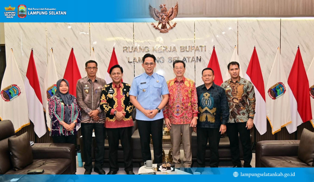 Bupati Lampung Selatan Raditya Egi Pratama foto bersama jajaran Pemkab dan tamu audiensi di Ruang Kerja Bupati, Kalianda.