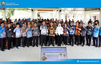 Bupati Lampung Selatan, Radityo Egi Pratama, bersama Kepala Kejati Lampung Danang Suryo Wibowo, jajaran forkopimda, serta para kepala desa berfoto bersama usai pembukaan Sarasehan Hukum