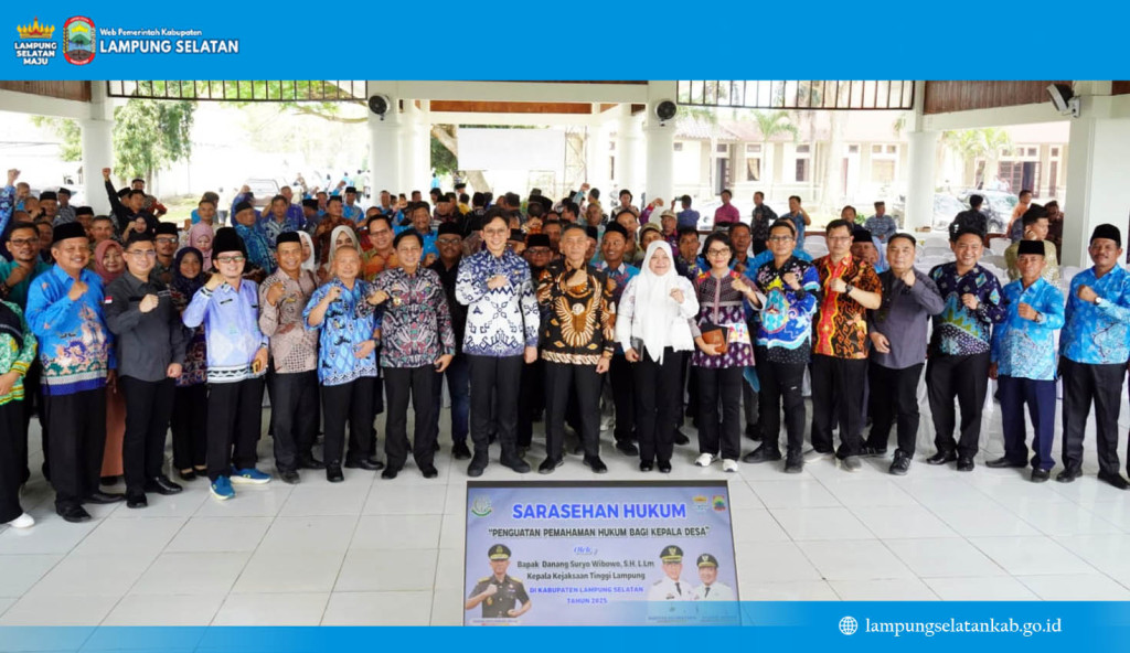 Bupati Lampung Selatan, Radityo Egi Pratama, bersama Kepala Kejati Lampung Danang Suryo Wibowo, jajaran forkopimda, serta para kepala desa berfoto bersama usai pembukaan Sarasehan Hukum
