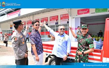Menko Pangan Zulkifli Hasan meninjau produk kebutuhan pokok di KDMP Way Urang, Lampung Selatan.