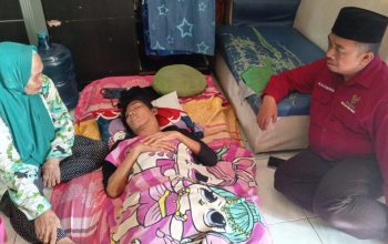 Baznas Palembang Salurkan Bantuan untuk Nenek Aisyah yang Merawat Anak Sakit