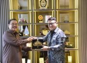 Ketua DPRD Provinsi Lampung, Ahmad Giri Akbar, SE., MBA., menerima cenderamata dari Ketua Pengadilan Tinggi Tanjungkarang, Roki Panjaitan, SH., sebagai simbol persahabatan dan sinergi kelembagaan.