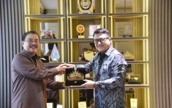 Ketua DPRD Provinsi Lampung, Ahmad Giri Akbar, SE., MBA., menerima cenderamata dari Ketua Pengadilan Tinggi Tanjungkarang, Roki Panjaitan, SH., sebagai simbol persahabatan dan sinergi kelembagaan.