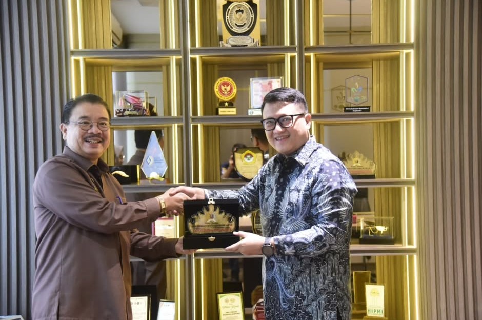 Ketua DPRD Provinsi Lampung, Ahmad Giri Akbar, SE., MBA., menerima cenderamata dari Ketua Pengadilan Tinggi Tanjungkarang, Roki Panjaitan, SH., sebagai simbol persahabatan dan sinergi kelembagaan.