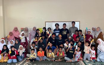 Pengurus PDPT PII Universitas Tanjungpura bersama anak-anak TPQ As-Salam usai kegiatan aksi sosial “Say No To Bully” di Pontianak, Sabtu (23/8/2025).