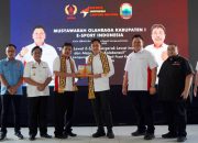 Penyerahan cinderamata dalam rangka Musorkab I E-Sport Indonesia Lampung Selatan, sebagai simbol kolaborasi dan semangat memajukan olahraga digital.