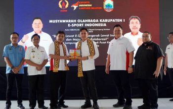Penyerahan cinderamata dalam rangka Musorkab I E-Sport Indonesia Lampung Selatan, sebagai simbol kolaborasi dan semangat memajukan olahraga digital.