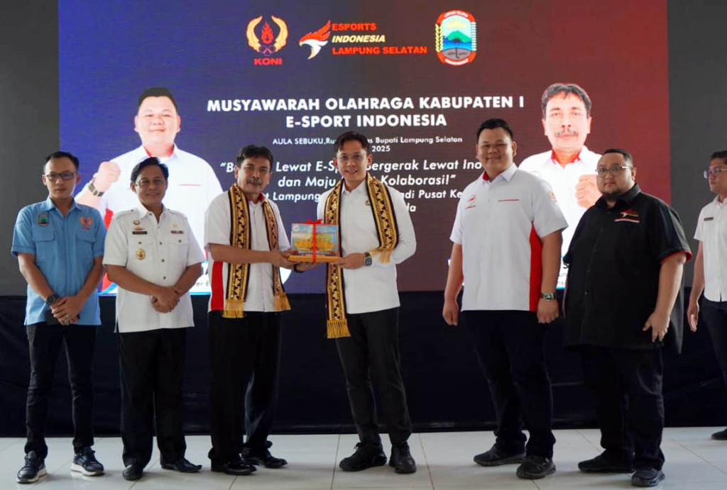 Penyerahan cinderamata dalam rangka Musorkab I E-Sport Indonesia Lampung Selatan, sebagai simbol kolaborasi dan semangat memajukan olahraga digital.