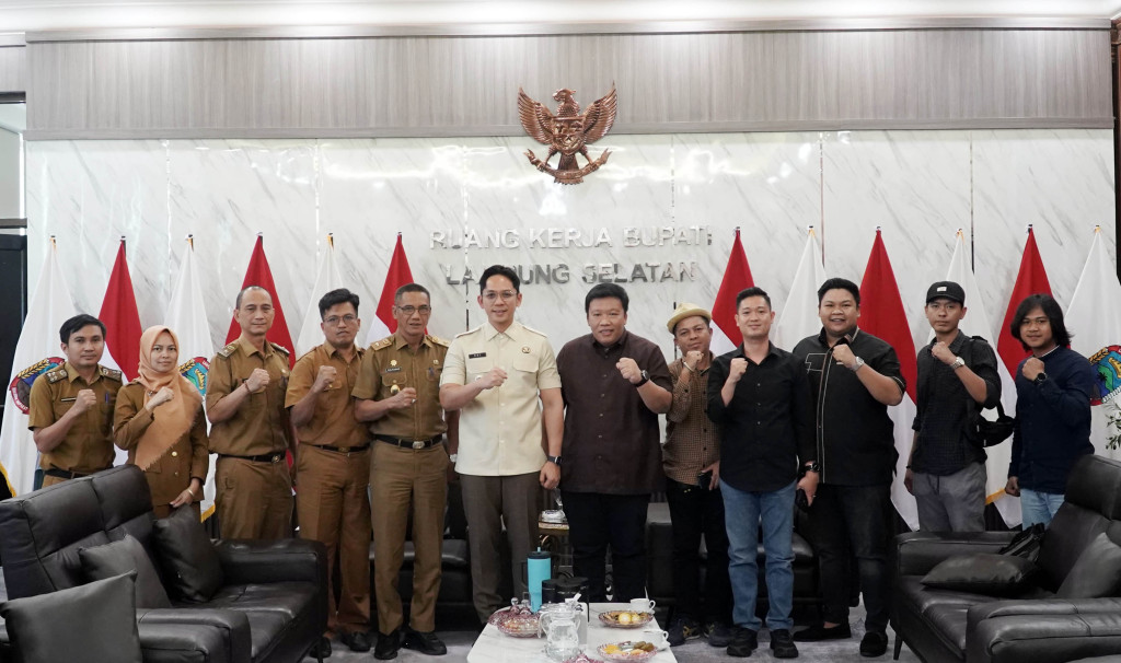Bupati Lampung Selatan Radityo Egi Pratama menerima audiensi jajaran DPC ASPEKNAS Lampung Selatan di ruang kerjanya, Selasa (8/7/2025).