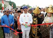 Bupati Lampung Selatan Radityo Egi Pratama memotong pita dimulainya Pawai Budaya di Desa Fajar Baru, Kecamatan Jati Agung, Minggu (13/7/2025).