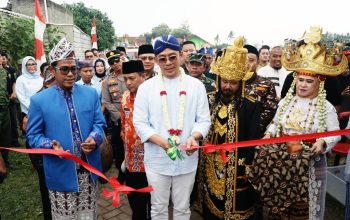 Bupati Lampung Selatan Radityo Egi Pratama memotong pita dimulainya Pawai Budaya di Desa Fajar Baru, Kecamatan Jati Agung, Minggu (13/7/2025).
