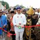 Bupati Lampung Selatan Radityo Egi Pratama memotong pita dimulainya Pawai Budaya di Desa Fajar Baru, Kecamatan Jati Agung, Minggu (13/7/2025).