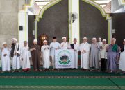 Bupati Lampung Selatan Radityo Egi Pratama berfoto bersama jajaran pengurus Markas Provinsi Jemaah Tabligh Masjid Jami’ Al-Kirom, Minggu (13/7/2025).