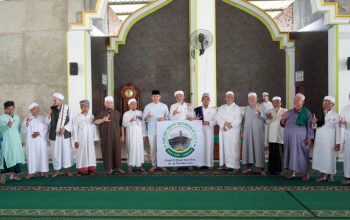 Bupati Lampung Selatan Radityo Egi Pratama berfoto bersama jajaran pengurus Markas Provinsi Jemaah Tabligh Masjid Jami’ Al-Kirom, Minggu (13/7/2025).