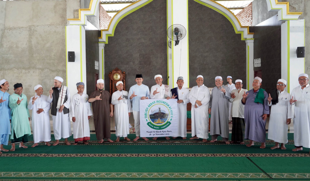 Bupati Lampung Selatan Radityo Egi Pratama berfoto bersama jajaran pengurus Markas Provinsi Jemaah Tabligh Masjid Jami’ Al-Kirom, Minggu (13/7/2025).