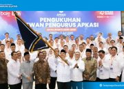 Bupati Lampung Selatan Radityo Egi Pratama berfoto bersama Mendagri Tito Karnavian dan jajaran pengurus Apkasi usai pengukuhan di Jakarta