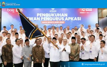 Bupati Lampung Selatan Radityo Egi Pratama berfoto bersama Mendagri Tito Karnavian dan jajaran pengurus Apkasi usai pengukuhan di Jakarta