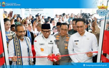 Gubernur Lampung Rahmat Mirzani Djausal bersama Bupati Lampung Selatan Radityo Egi Pratama saat meninjau fasilitas KDMP Way Urang, percontohan koperasi desa di Provinsi Lampung.