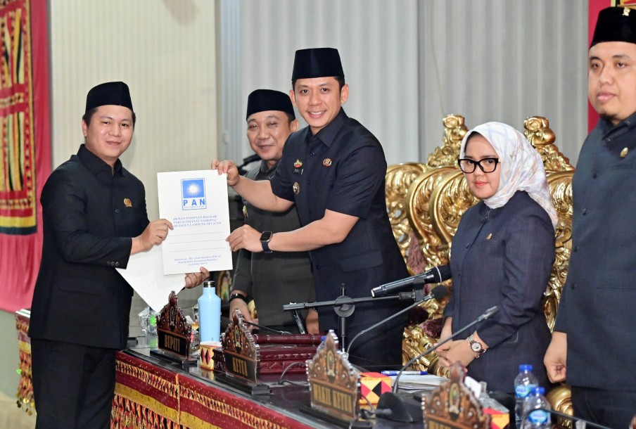 Bupati Lampung Selatan Radityo Egi Pratama menyerahkan dokumen KUPA-PPAS Perubahan Tahun Anggaran 2025 kepada Ketua DPRD Lampung Selatan Erma Yusneli dalam Rapat Paripurna DPRD, Kamis (12/6/2025).