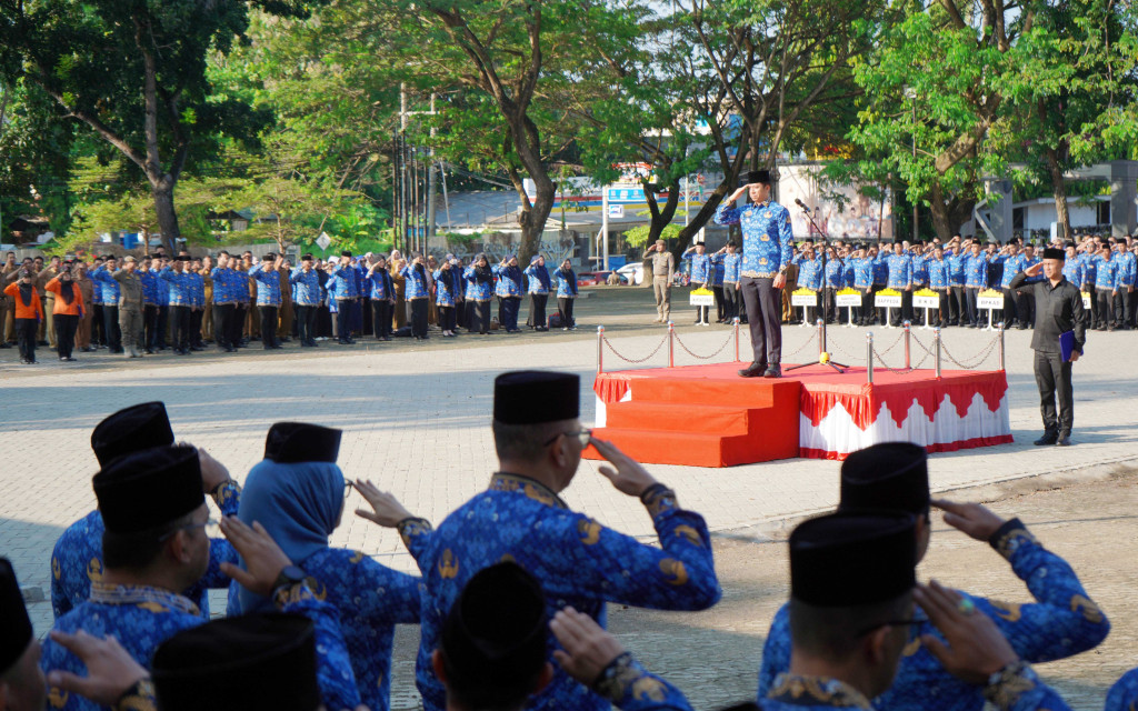 "Bupati Lampung Selatan Radityo Egi Pratama memimpin upacara bulanan di Lapangan Korpri Kalianda, Selasa (17/6/2025),