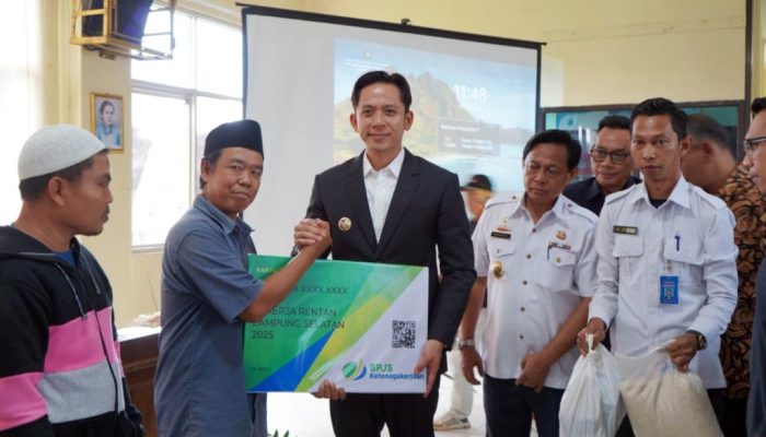 Bupati Egi Serahkan Kartu BPJS dan Santunan bagi Pekerja Rentan