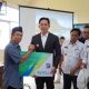 Bupati Lampung Selatan Radityo Egi Pratama menyerahkan secara simbolis Kartu BPJS Ketenagakerjaan kepada pekerja rentan serta santunan kematian bagi keluarga non-ASN, sebagai wujud kepedulian Pemkab dalam memberikan perlindungan sosial