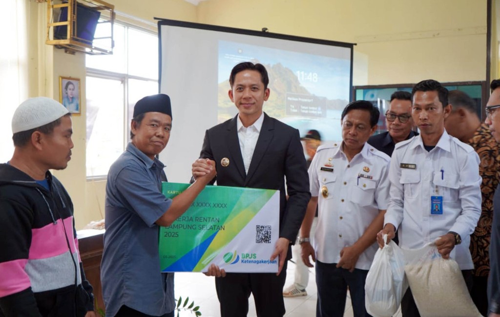 Bupati Lampung Selatan Radityo Egi Pratama menyerahkan secara simbolis Kartu BPJS Ketenagakerjaan kepada pekerja rentan serta santunan kematian bagi keluarga non-ASN, sebagai wujud kepedulian Pemkab dalam memberikan perlindungan sosial