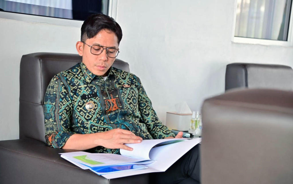 Bupati Lampung Selatan Radityo Egi Pratama menelaah dokumen rencana kerja sama internasional, sebagai langkah awal membuka peluang hibah pembangunan dari China dan Jepang.