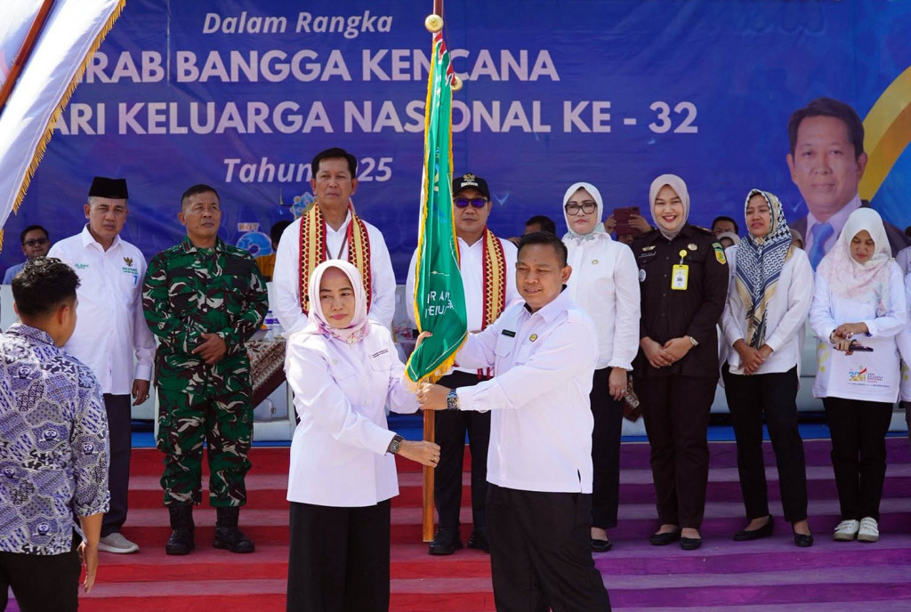 Kepala BKKBN Provinsi Lampung secara simbolis menyerahkan bendera Kirab Bangga Kencana dalam rangka Hari Keluarga Nasional (Harganas) ke-32 tahun 2025.