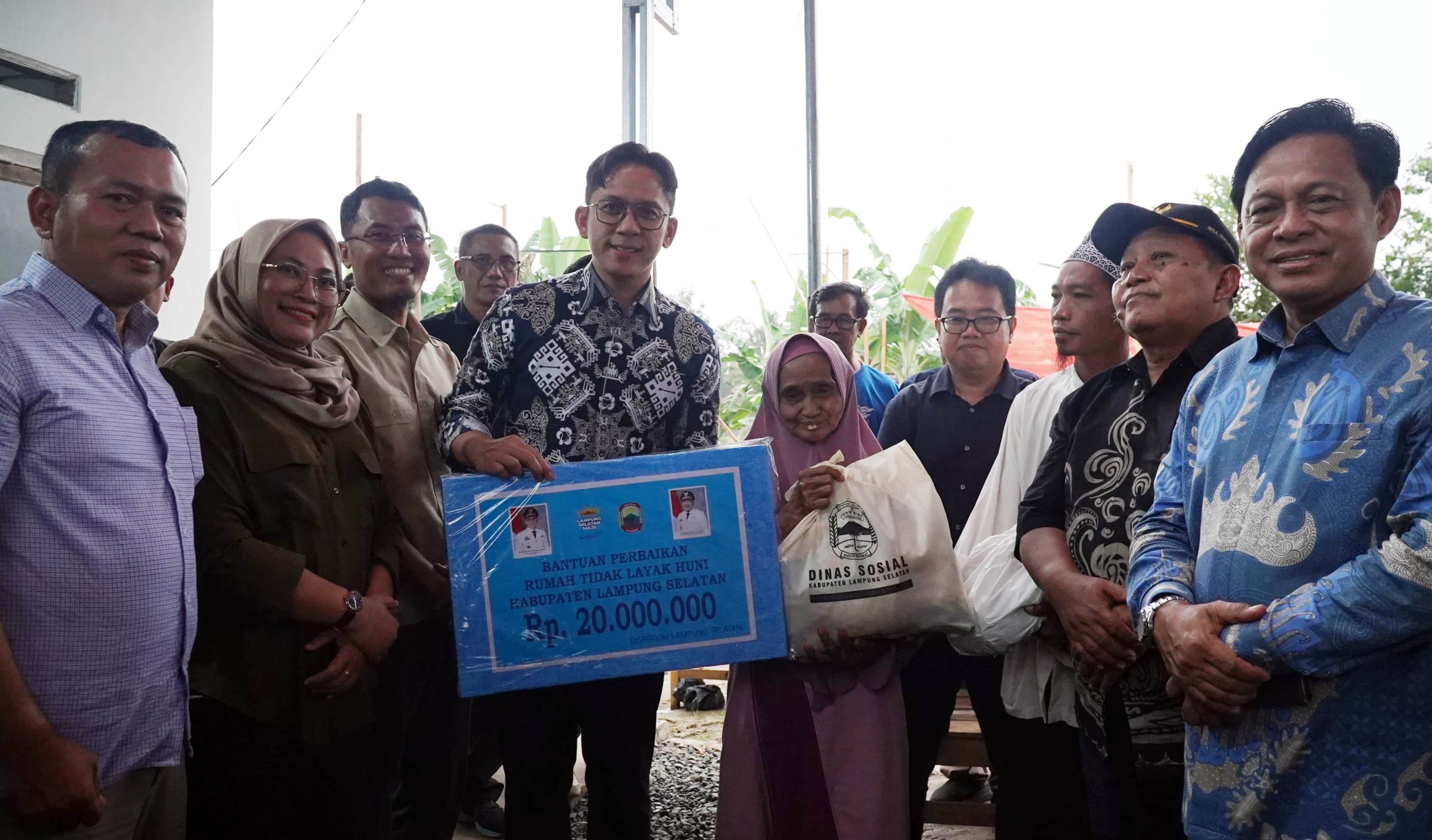 Bupati Lampung Selatan Radityo Egi Pratama menyerahkan bantuan perbaikan rumah tidak layak huni senilai Rp20 juta serta paket sembako kepada warga penerima manfaat.