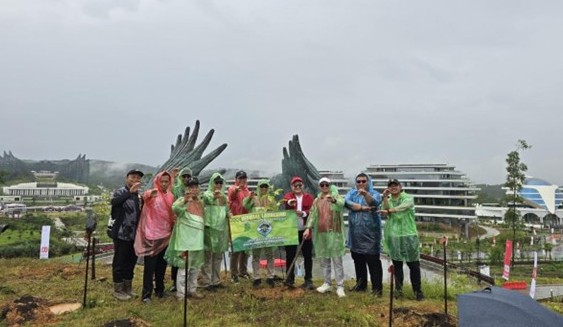 Pengurus Yayasan Konservasi Satwa C Lingkungan berfoto bersama usai deklarasi peluncuran perdana dan penanaman pohon, berkomitmen hijaukan IKN melalui program Sejuta Pohon untuk Nusantara.