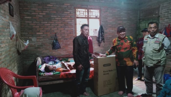 Dinsos Tanggamus Salurkan Bantuan Kursi Roda untuk Korban Gigitan Buaya dan Warga Disabilitas