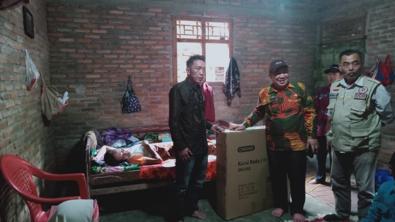 Dinsos Tanggamus Salurkan Bantuan Kursi Roda untuk Korban Gigitan Buaya dan Warga Disabilitas