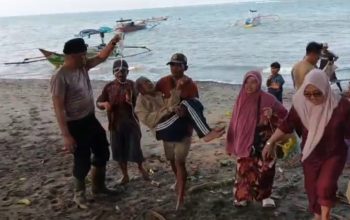 Polisi Tanggamus Bantu Evakuasi Pasien Sakit yang Terjebak di Tengah Laut