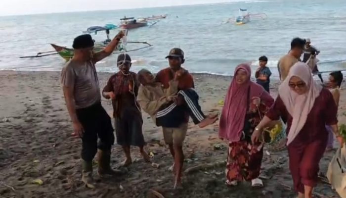 Polisi Tanggamus Bantu Evakuasi Pasien Sakit yang Terjebak di Tengah Laut