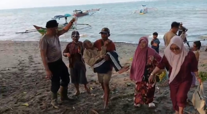 Polisi Tanggamus Bantu Evakuasi Pasien Sakit yang Terjebak di Tengah Laut