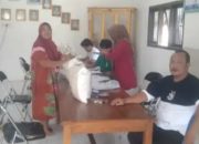 Warga Pekon Tanjung Setia menerima bantuan beras dari pemerintah yang disalurkan melalui program Cadangan Beras Pemerintah (CBP), Jumat (1/8/2025), di balai pekon setempat.