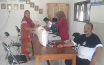 248 Warga Pekon Tanjung Setia Terima Bantuan Beras dari Pemerintah