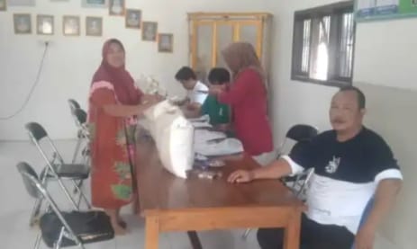 Warga Pekon Tanjung Setia menerima bantuan beras dari pemerintah yang disalurkan melalui program Cadangan Beras Pemerintah (CBP), Jumat (1/8/2025), di balai pekon setempat.