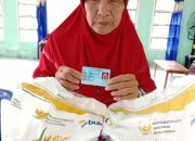 Warga penerima manfaat menunjukkan identitas diri saat menerima bantuan beras dari Cadangan Beras Pemerintah (CBP) di Balai Pekon Pagar Dalam, Kecamatan Pesisir Selatan, Kabupaten Pesisir Barat, Kamis (1/8/2025).