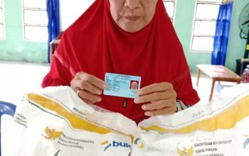 Warga penerima manfaat menunjukkan identitas diri saat menerima bantuan beras dari Cadangan Beras Pemerintah (CBP) di Balai Pekon Pagar Dalam, Kecamatan Pesisir Selatan, Kabupaten Pesisir Barat, Kamis (1/8/2025).