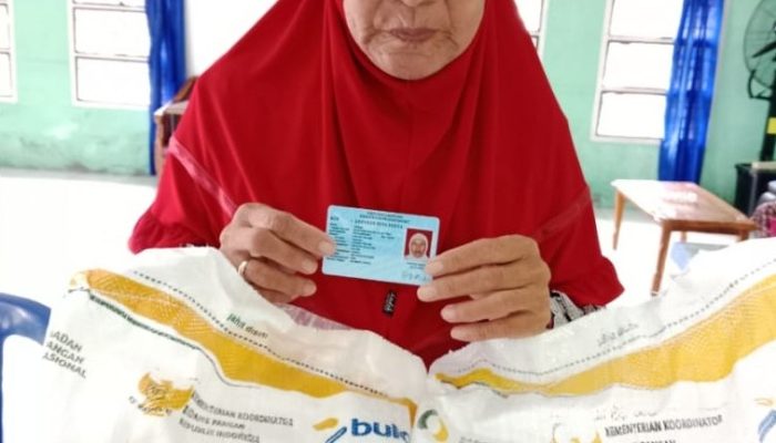 Pekon Pagar Dalam Salurkan Bantuan Beras untuk 33 KPM